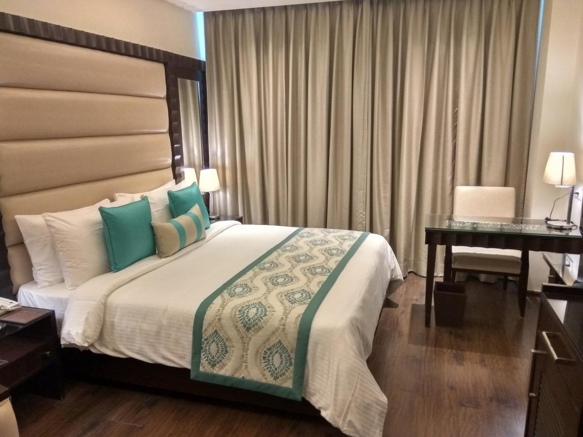 Deventure Sarovar Portico Kapashera, New Delhi Ngoại thất bức ảnh
