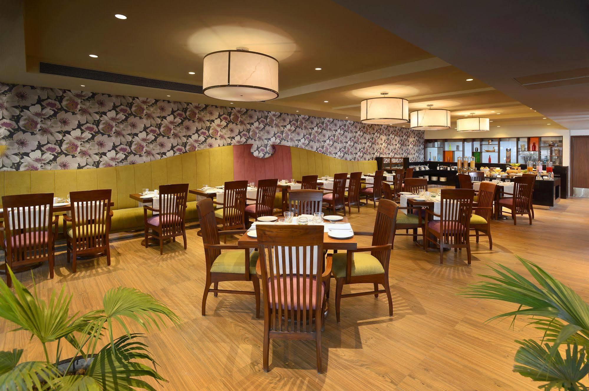 Deventure Sarovar Portico Kapashera, New Delhi Ngoại thất bức ảnh